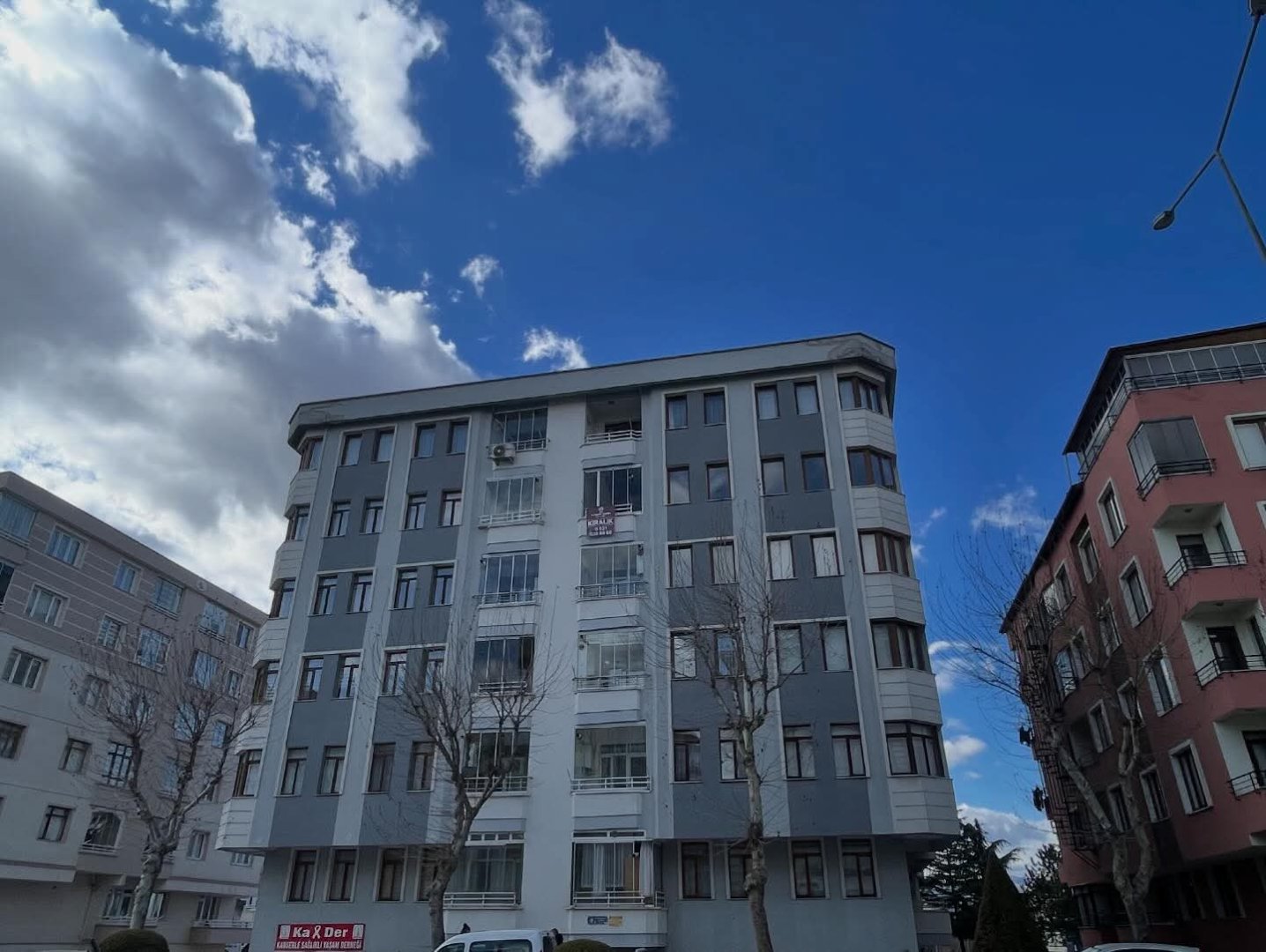 EŞREF HOCA CADDESİ ÜZERİNDE KİRALIK 3+1 DAİRE